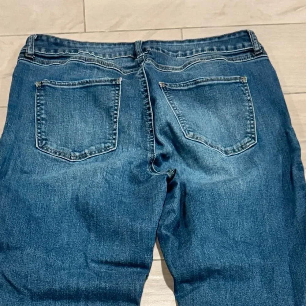 Rewatch brand Distressed Blue Jeans inseam width 31in length 28in
